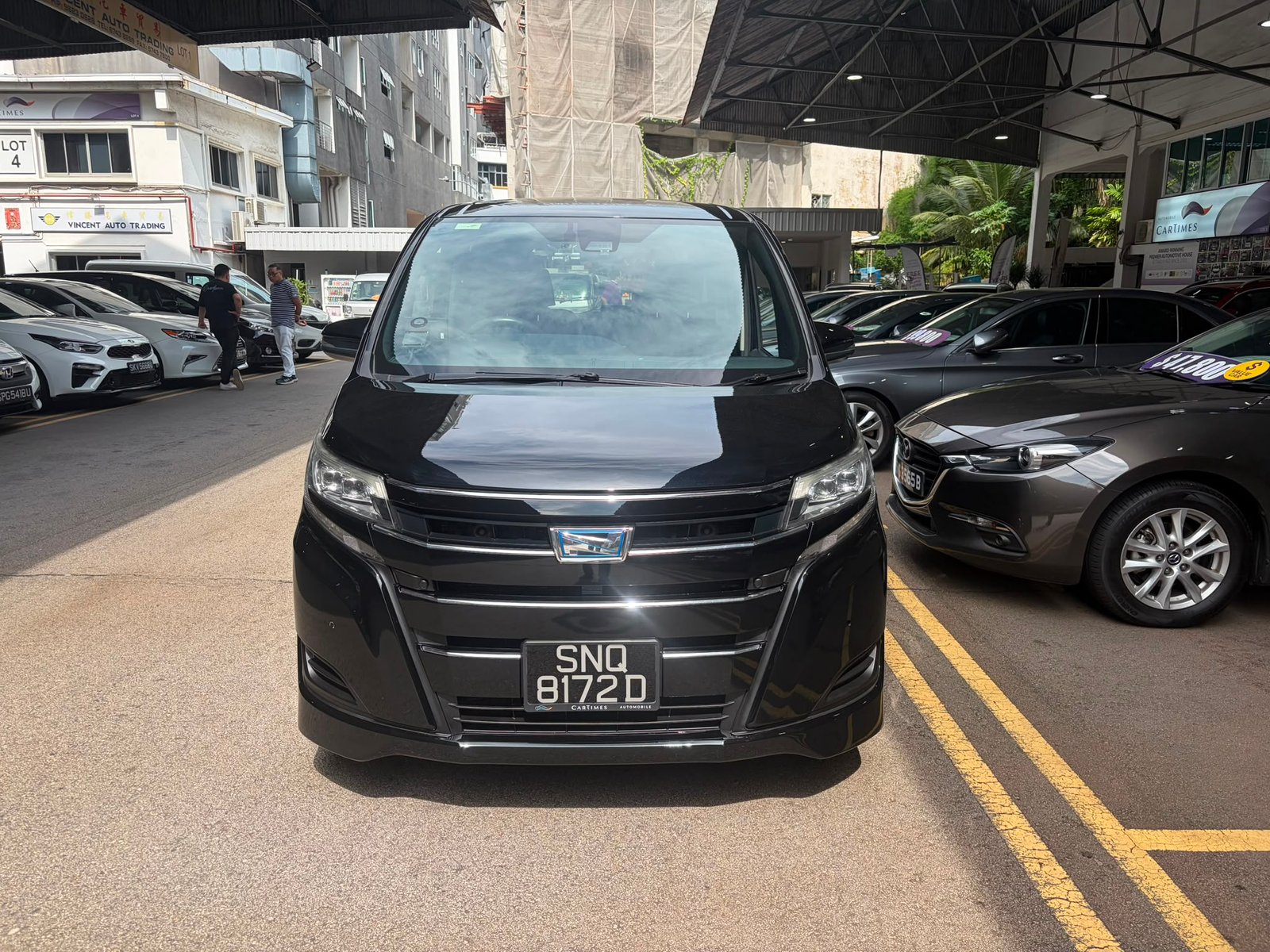 Toyota Noah Hybrid 1.8X photo 3